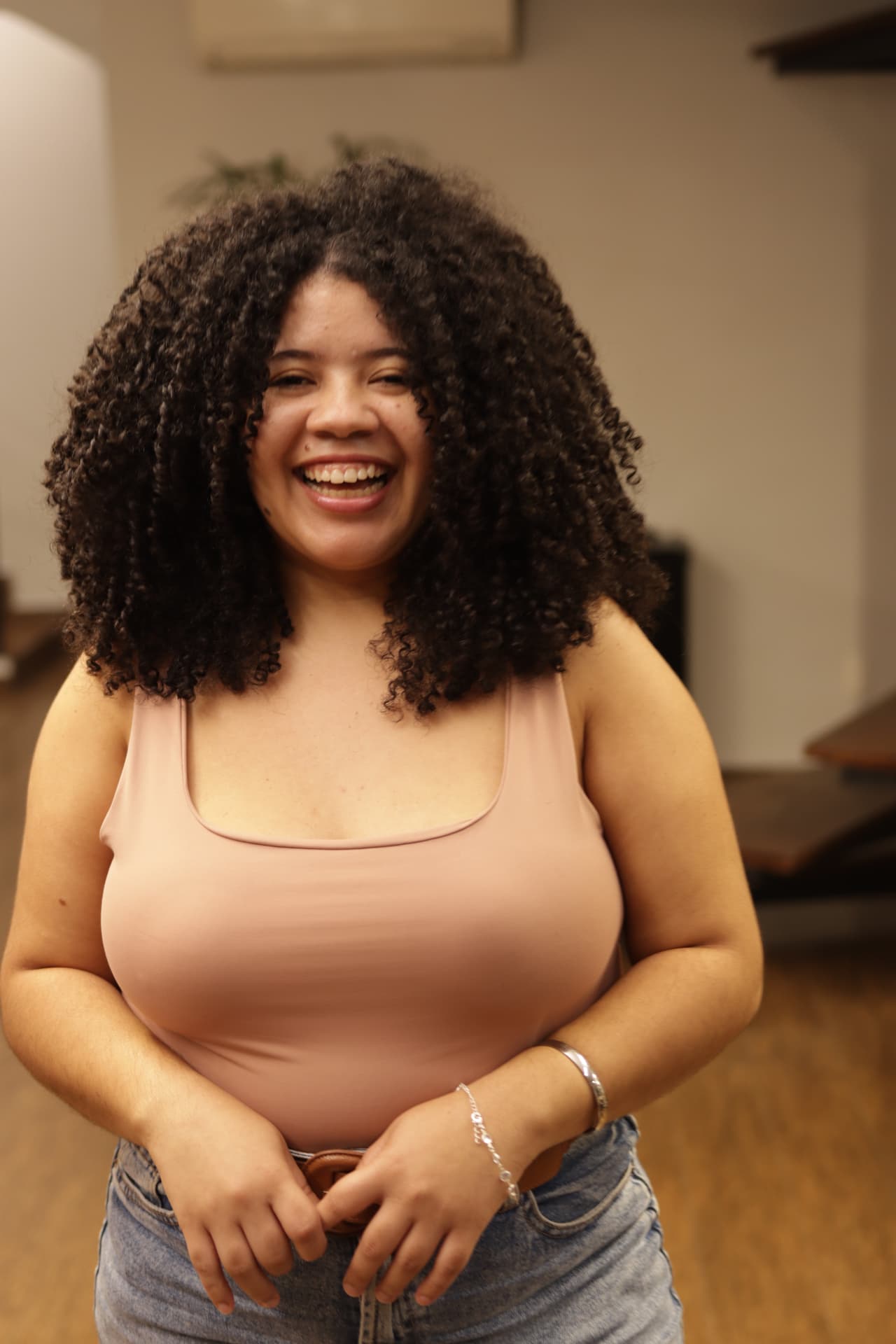 Cabelo com cachos definidos e brilho após o Protocolo LunaMaxx