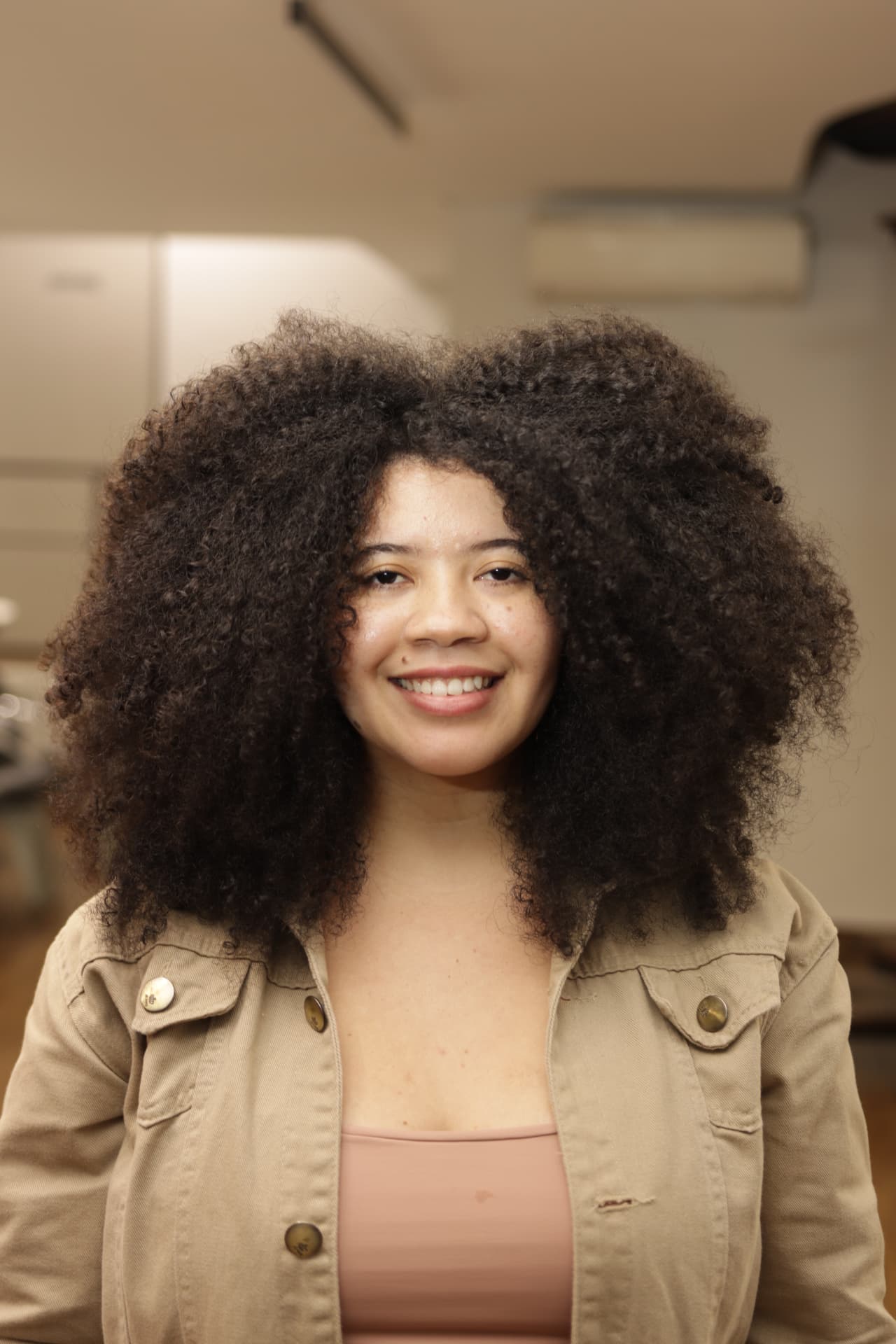 Cabelo crespo volumoso e sem definição antes do Protocolo LunaMaxx